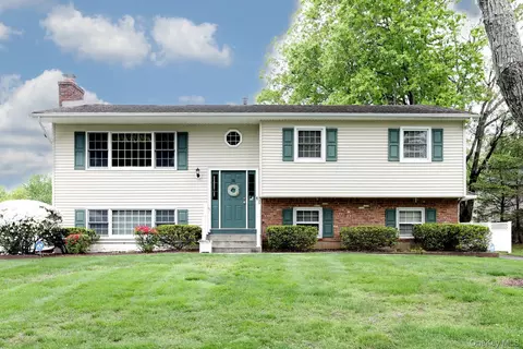 55 Stonewall Ln, Clarkstown, NY 10920