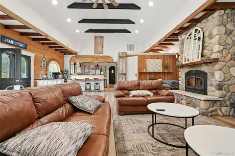 12 Herricks Ln, Riverhead, NY 11901