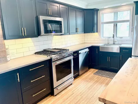 Kitchen - 435 Middle Rd, Riverhead, NY 11901 photo 2 of 4