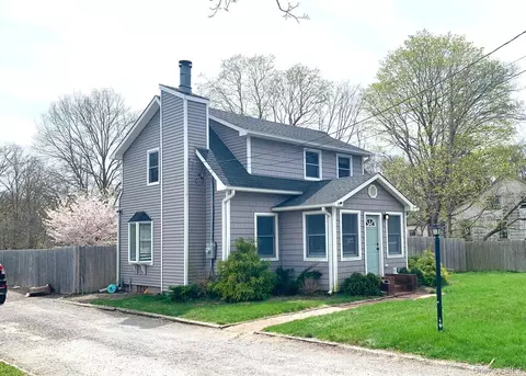 Exterior - 435 Middle Rd, Riverhead, NY 11901 photo 3 of 3