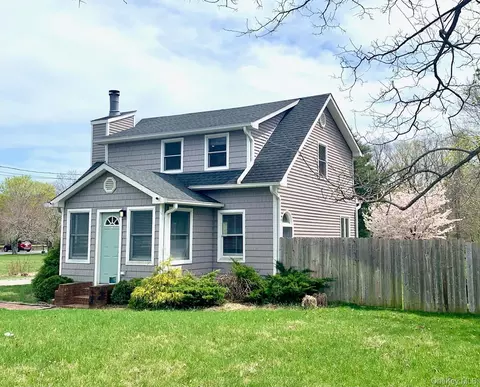 435 Middle Rd, Riverhead, NY 11901