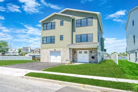 237 Mott St, Oceanside, NY 11572