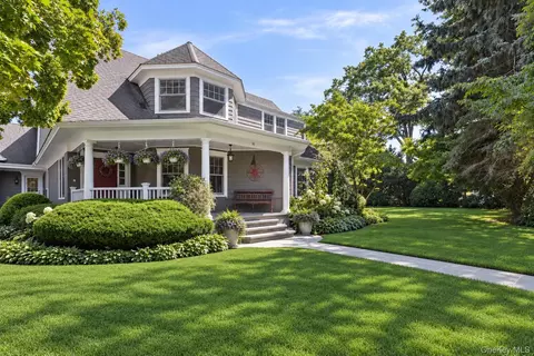 16 Middle Dr, North Hempstead, NY 11030