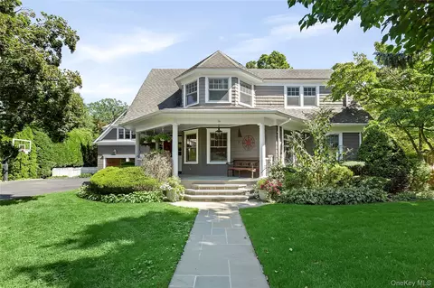 16 Middle Dr, North Hempstead, NY 11030