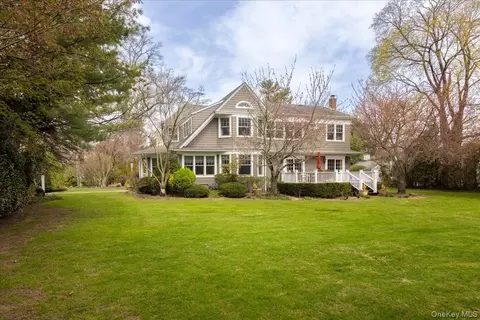 16 Middle Dr, North Hempstead, NY 11030