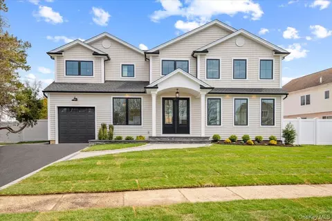2 Winters Ct, Plainview, NY 11803