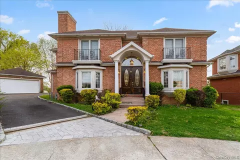 8 Wesey Ct, North Hempstead, NY 11024