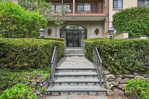 2221 Palmer Ave #3R, New Rochelle, NY 10801