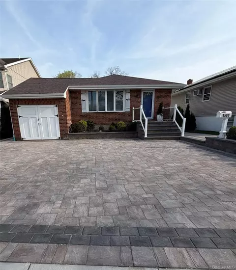 1580 N Jerusalem Rd, Merrick, NY 11566