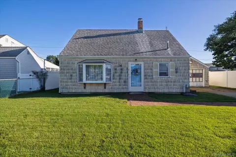 26 Pebble Ln, Levittown, NY 11756
