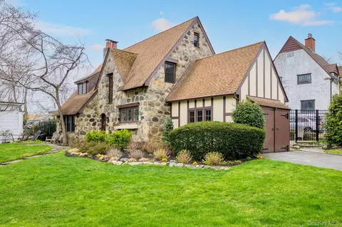 101 Long Dr, Hempstead, NY 11550