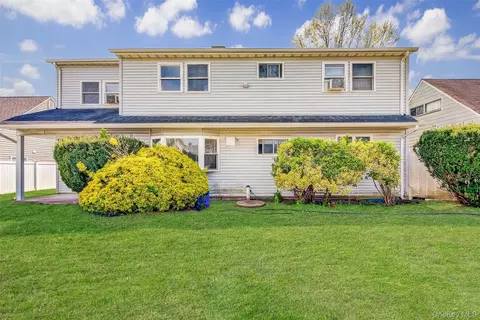 50 Gleaner Ln, Levittown, NY 11756