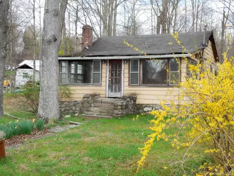 213 Lake Shore Dr, Shawangunk, NY 12566