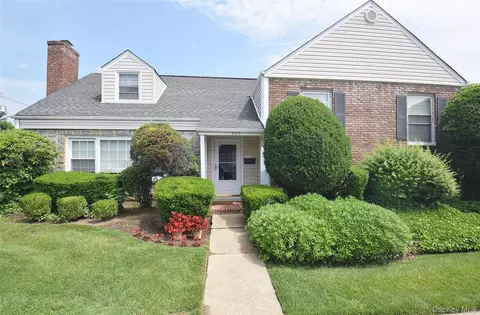 283 Princeton Rd, Rockville Centre, NY 11570