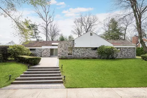 1 Somerset Dr N, North Hempstead, NY 11020