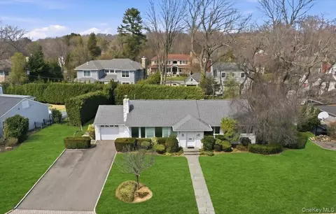 41 Highfield Ln, North Hempstead, NY 11577