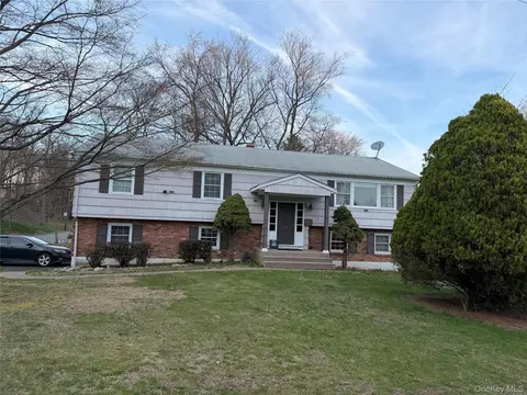 22 Rosemont Dr, Clarkstown, NY 10956