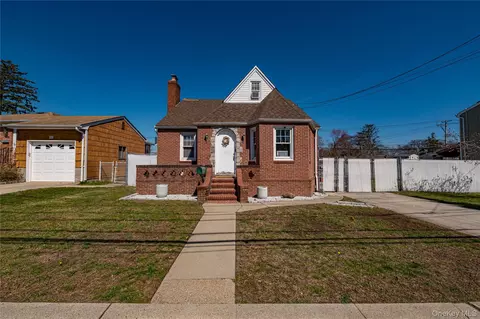 70 Bristol St, Lindenhurst, NY 11757