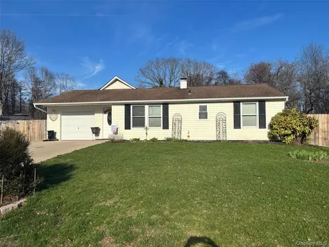 39 Sundial Ln, Bellport, NY 11713