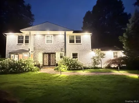 35 Elm Dr, North Hempstead, NY 11576
