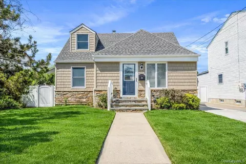 369 Yale Rd, Franklin Square, NY 11010