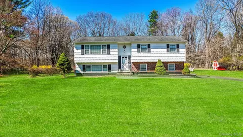 7 Dearborn Rd, Clarkstown, NY 10994