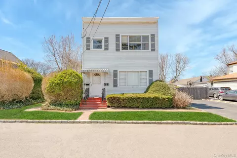 183 S 7th St, Lindenhurst, NY 11757