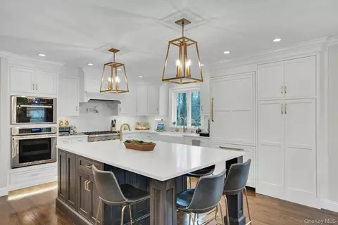 99 Village Hill Dr, Dix Hills, NY 11746