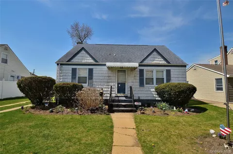 24 Linden Blvd, Hicksville, NY 11801