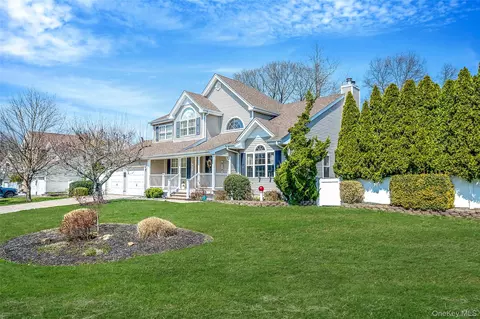 1 Ivy Ct, Centereach, NY 11720