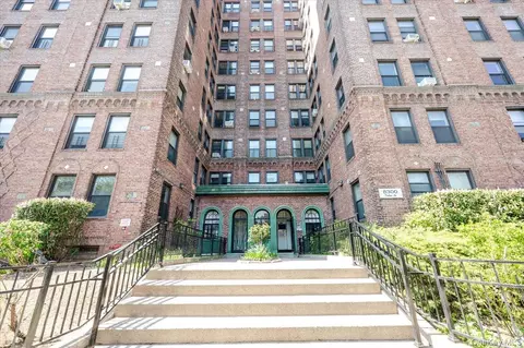 8300 Talbot St #2B, Kew Gardens, NY 11415
