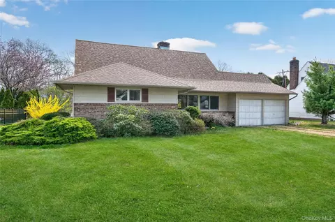 23 Pell Ter, Garden City, NY 11530