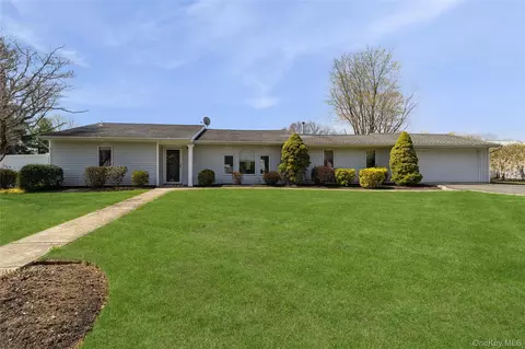 22 Hawthorne St, Mount Sinai, NY 11766
