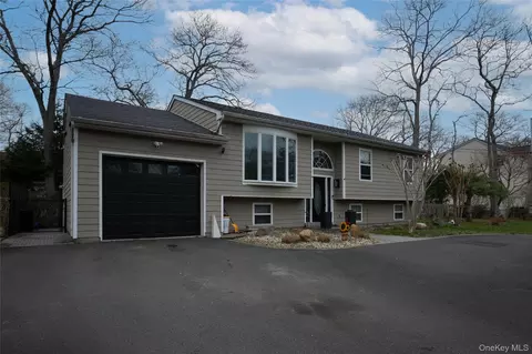 131 Clinton Ave, Mastic, NY 11950