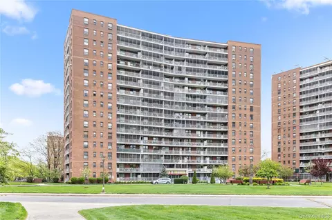 61-35 98th St #12M, Rego Park, NY 11374