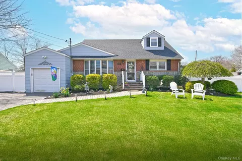 2 Keats Pl, Greenlawn, NY 11740