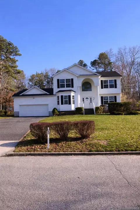 136 Elizabeth Way, Ridge, NY 11961