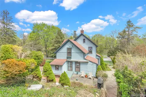 210 Old Town Rd, Setauket, NY 11733