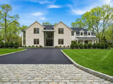 25 W Creek Farms Rd, North Hempstead, NY 11050
