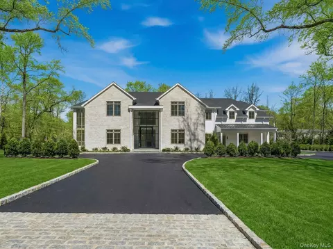 25 W Creek Farms Rd, North Hempstead, NY 11050