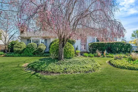289 W 17th St, Deer Park, NY 11729