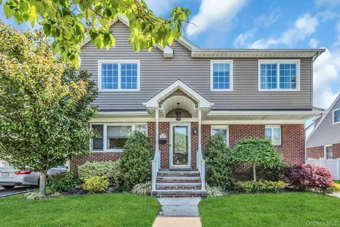 233 Collins Ave, North Hempstead, NY 11596