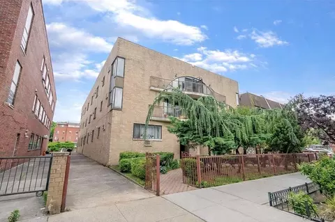14726 Roosevelt Ave, New York, NY 11354