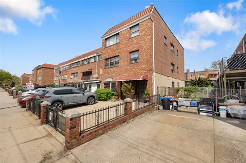 3141 68th St, New York, NY 11377