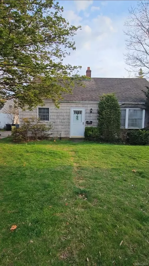 136 Primrose Ave, Massapequa Park, NY 11762
