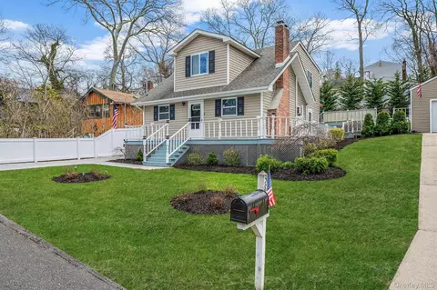 38 Hawthorne Rd, Rocky Point, NY 11778