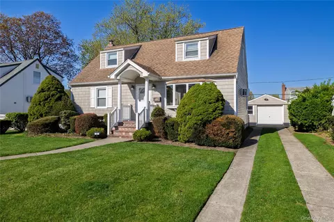 22 Hitchcock Ln, Farmingdale, NY 11735