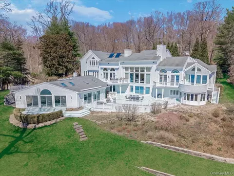 19 Mallard Dr, Huntington, NY 11743