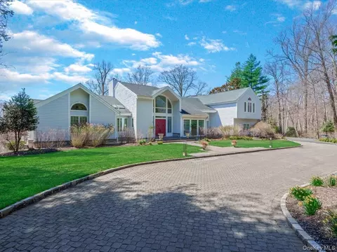 19 Mallard Dr, Huntington, NY 11743