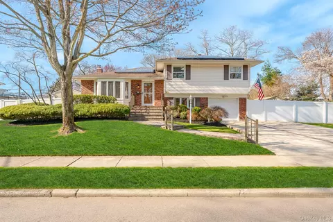 33 Parkdale Dr, South Farmingdale, NY 11735